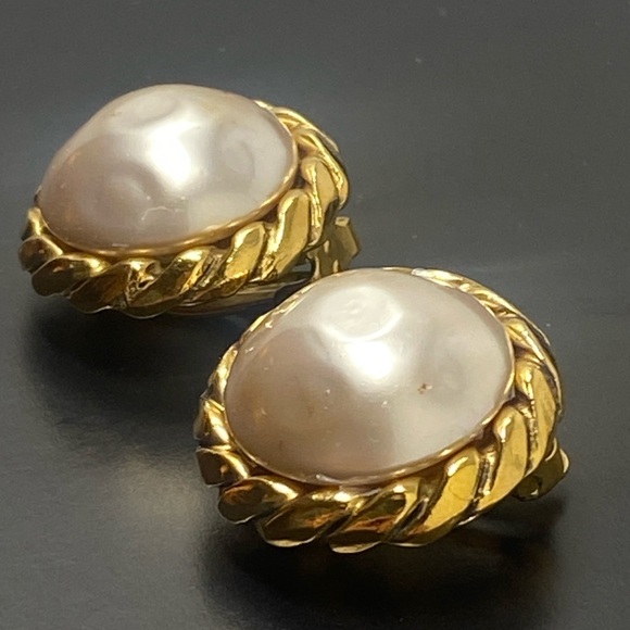 Chanel Vintage 1985 Gold Tone Faux Pearl Clip Earrings - Picture 6 of 16